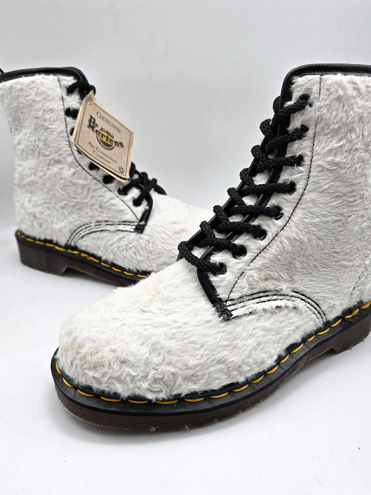 DR. MARTENS 1460 CREAM FUR ENGLAND