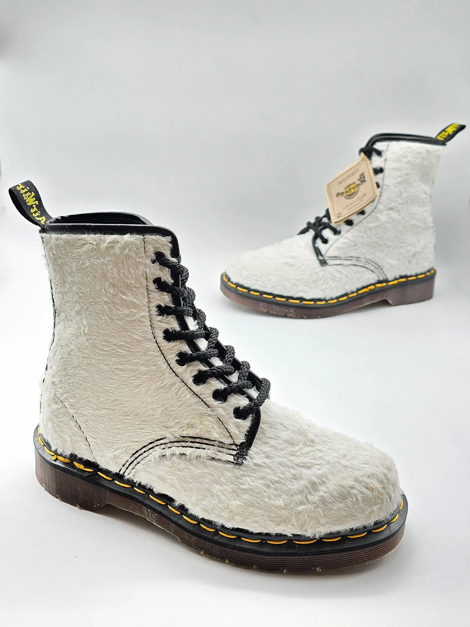 DR. MARTENS 1460 CREAM FUR ENGLAND